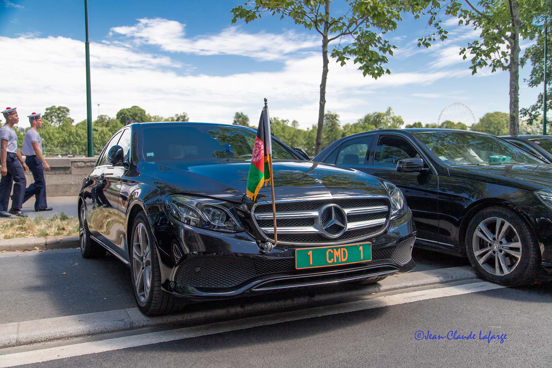 Voiture diplomatique 1 CMD 1 en attente près du ministère des affaires étrangères à Paris.	